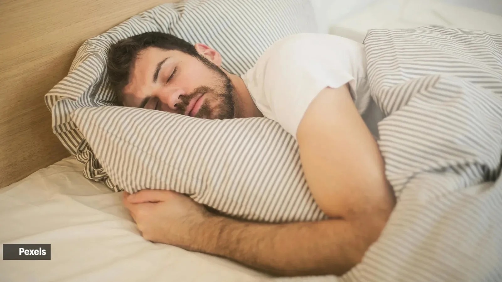 Sports physiotherapist lists things you can do for 7 days and repeat for another 6 weeks to sleep better without pills