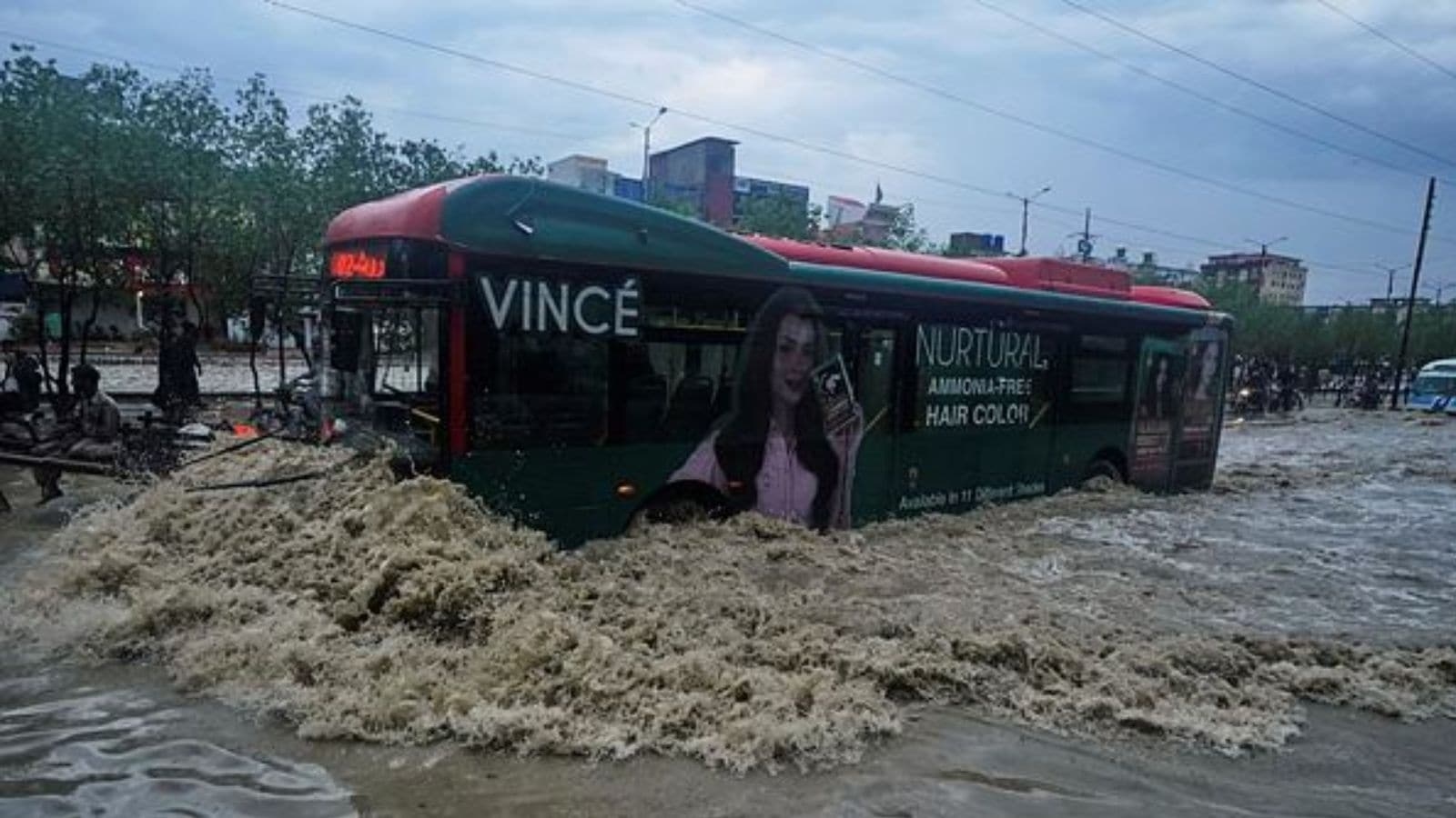 Pakistan floods: death toll surges over 700, more intense spell likely till Sept 10; schools, colleges shut in Karachi
