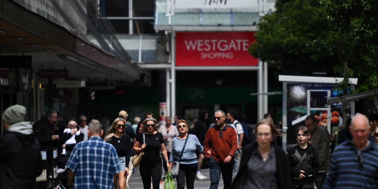 U.K. Retail Sales Slump in New Blow to Limping Economy