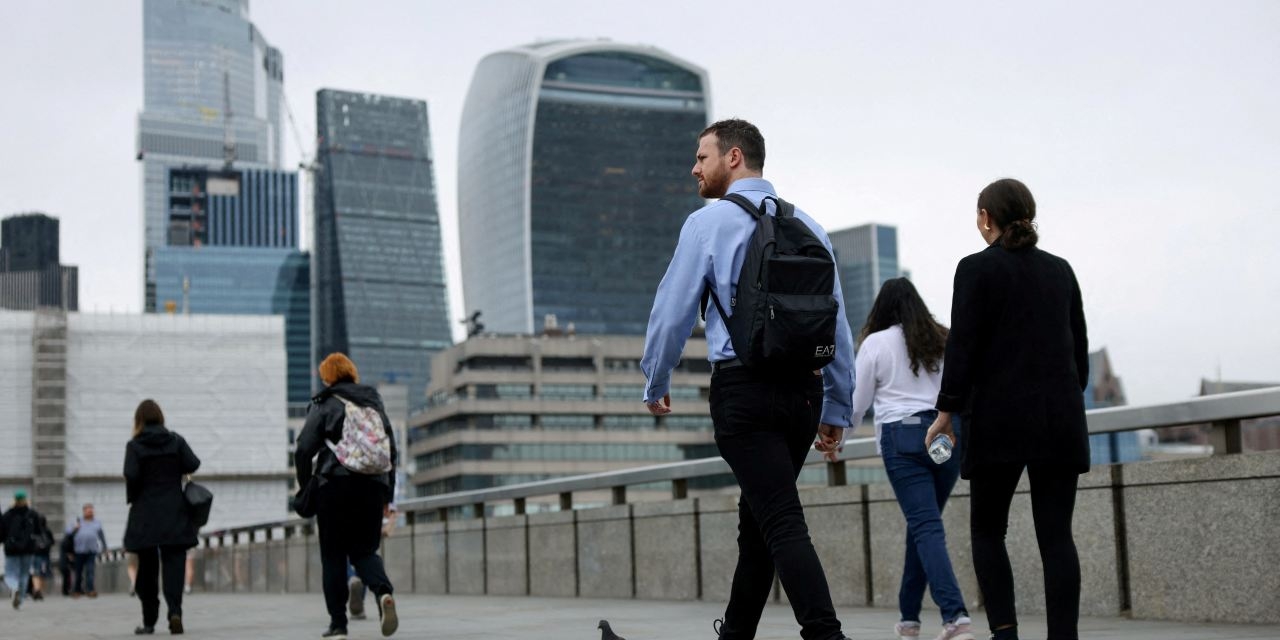 U.K.'s Labor Market Cools, Keeping BOE on Course for Summer Rate Cut