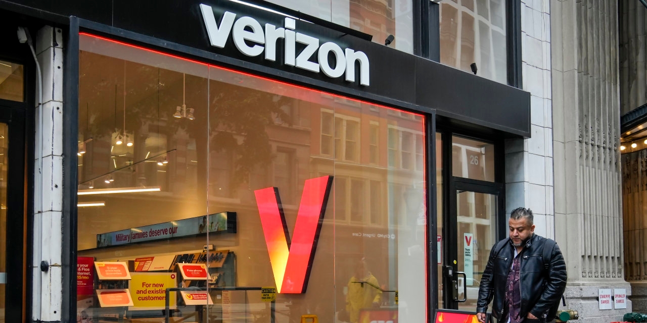 Verizon's Postpaid Phone Losses Continue, Full-Year Forecast Improves