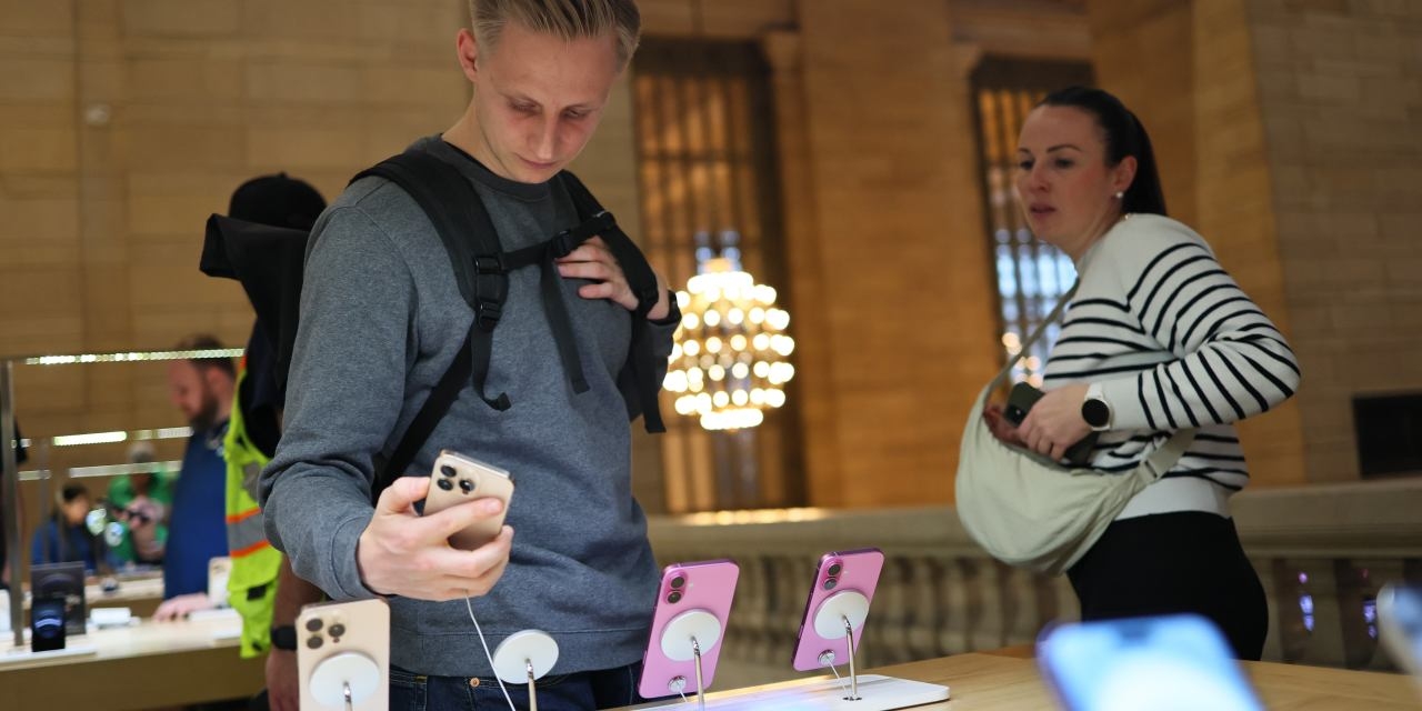 Apple Users Rush to Upgrade iPhones Ahead of Potential Tariffs-Related Price Hikes