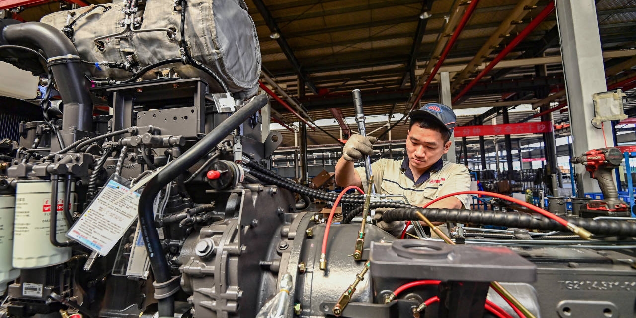 China's Manufacturing Activity Tumbles Into Contraction as Orders Drop