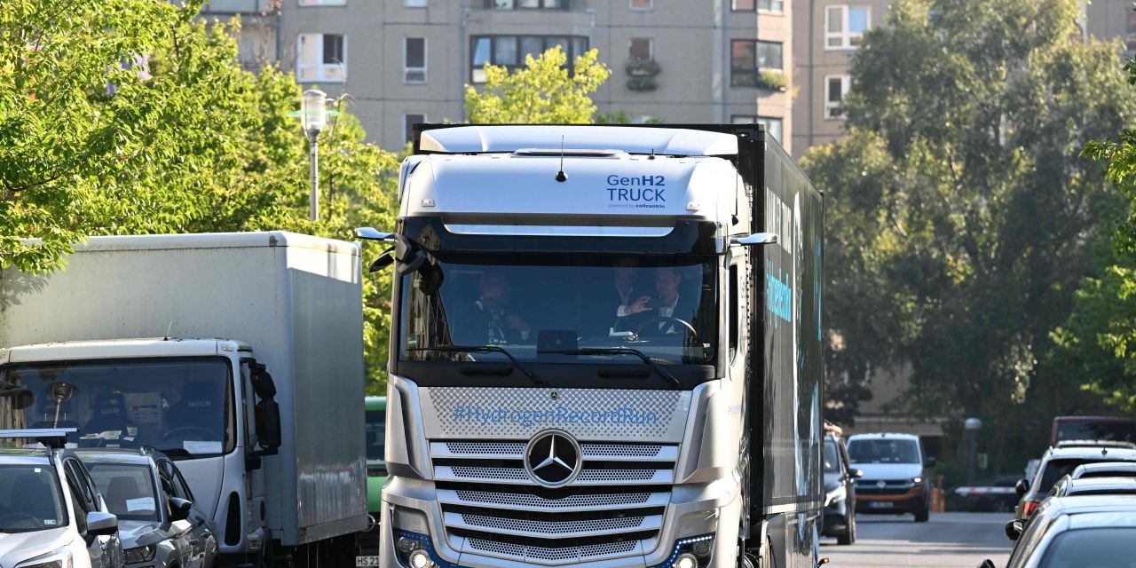Daimler Truck Holdings Cuts Full-Year Guidance