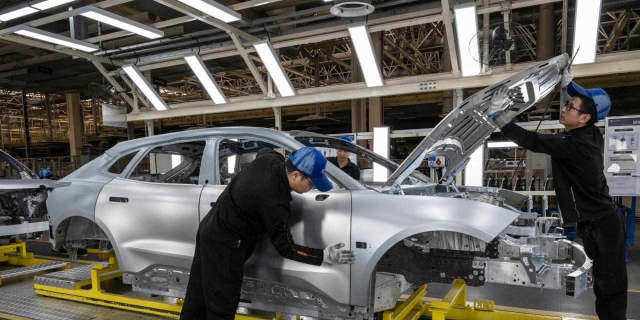 China Manufacturing Activity Contracts for Fourth Straight Month