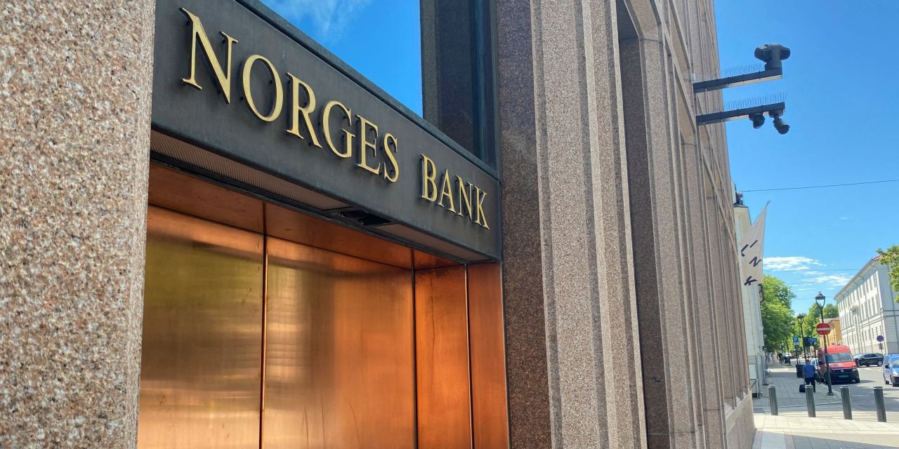 Norges Bank Keeps Key Rate Unchanged But Hints at Easing Later This Year