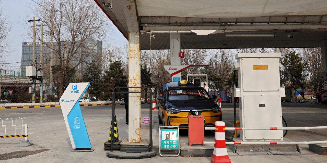 Sinopec's First-Half Net Profit Slid on Low Oil Prices