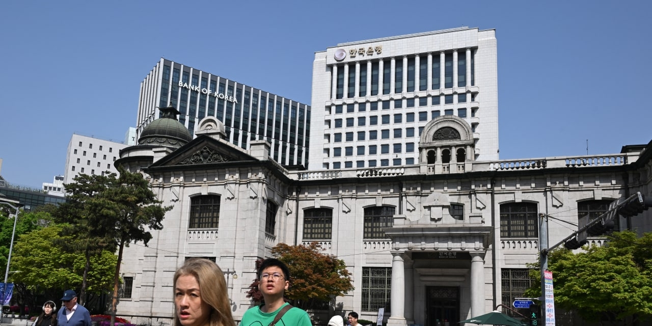 Bank of Korea Cuts Rates, Slashes 2025 Growth Outlook