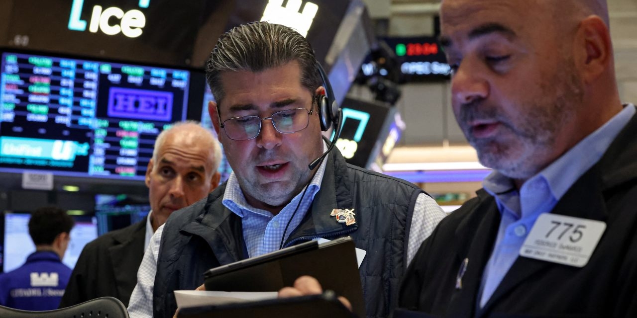 Dow Climbs More Than 400 Points, Nearing All-Time Highs