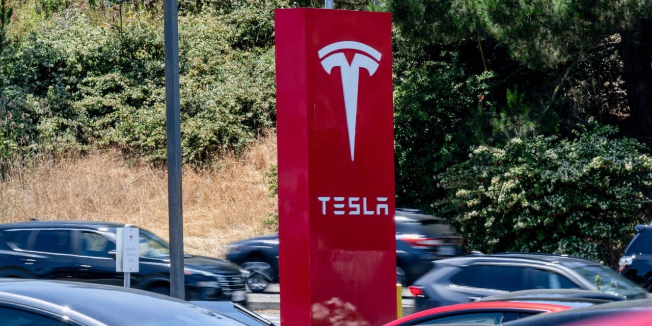 Tesla's Top North American Sales Executive Leaves Amid Slump
