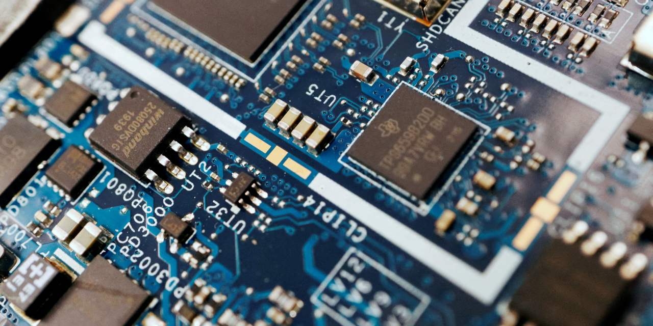 EU Bets on Gigafactories to Catch Up With U.S., China in AI Race