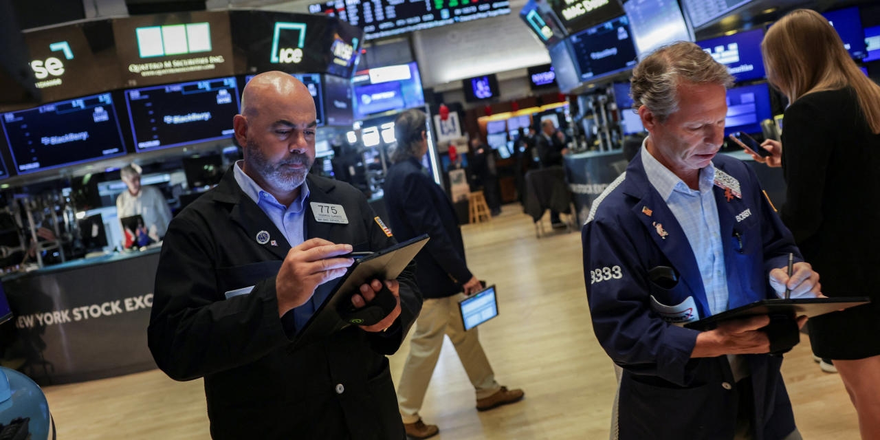Apple Stock Rally Pushes Nasdaq Near a Record