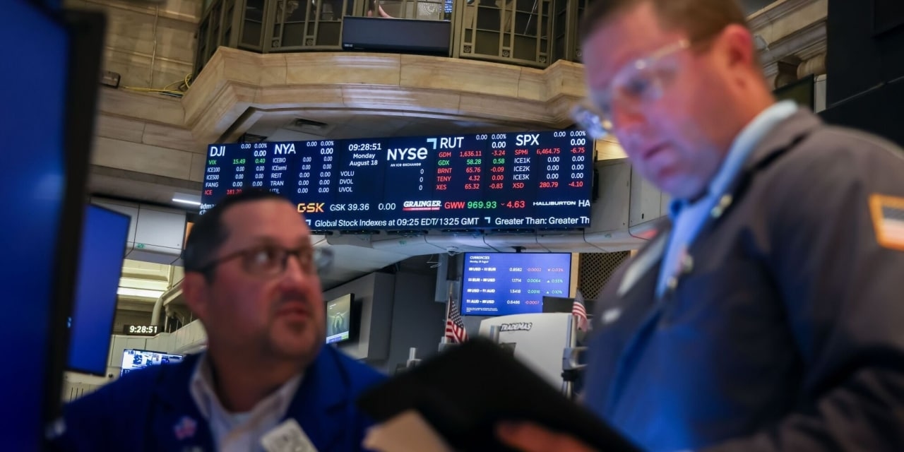 Tech Stocks Extend Decline, Dragging Indexes Further From Records