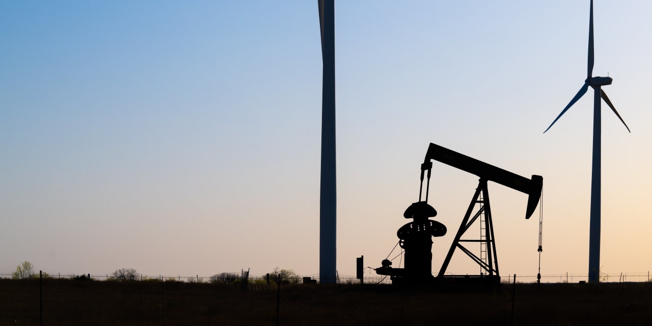 U.S. Crude Oil Stockpiles Fall More Than Expected