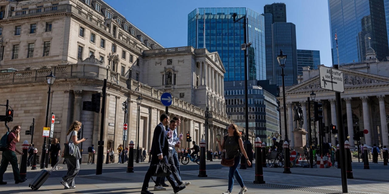 Bank of England Cuts Rates as Jobs Market Slows