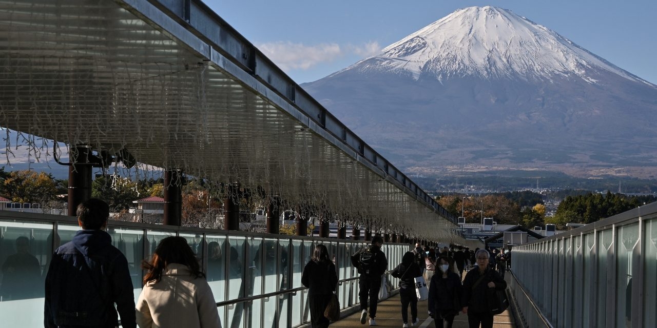 Japan's Economy Shrinks for First Time in a Year