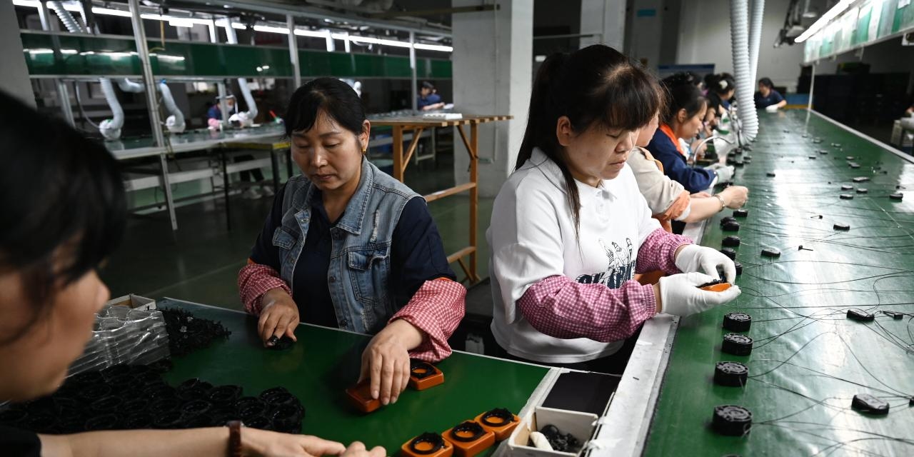 China's Manufacturing Activity Tumbles Into Contraction