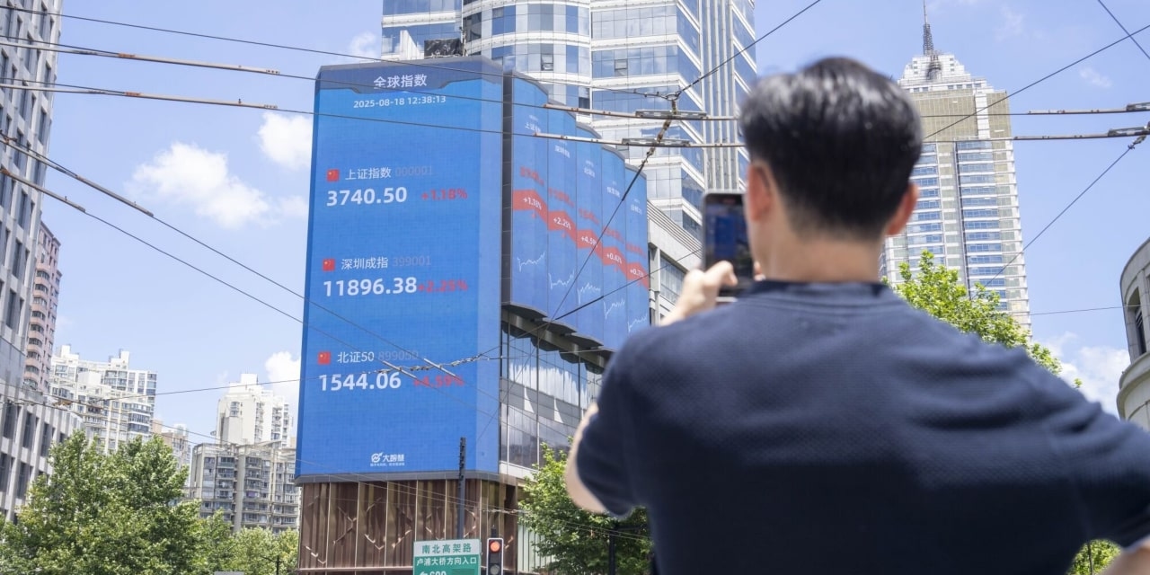 China Stock Rally Sends Shanghai Benchmark to Decade High