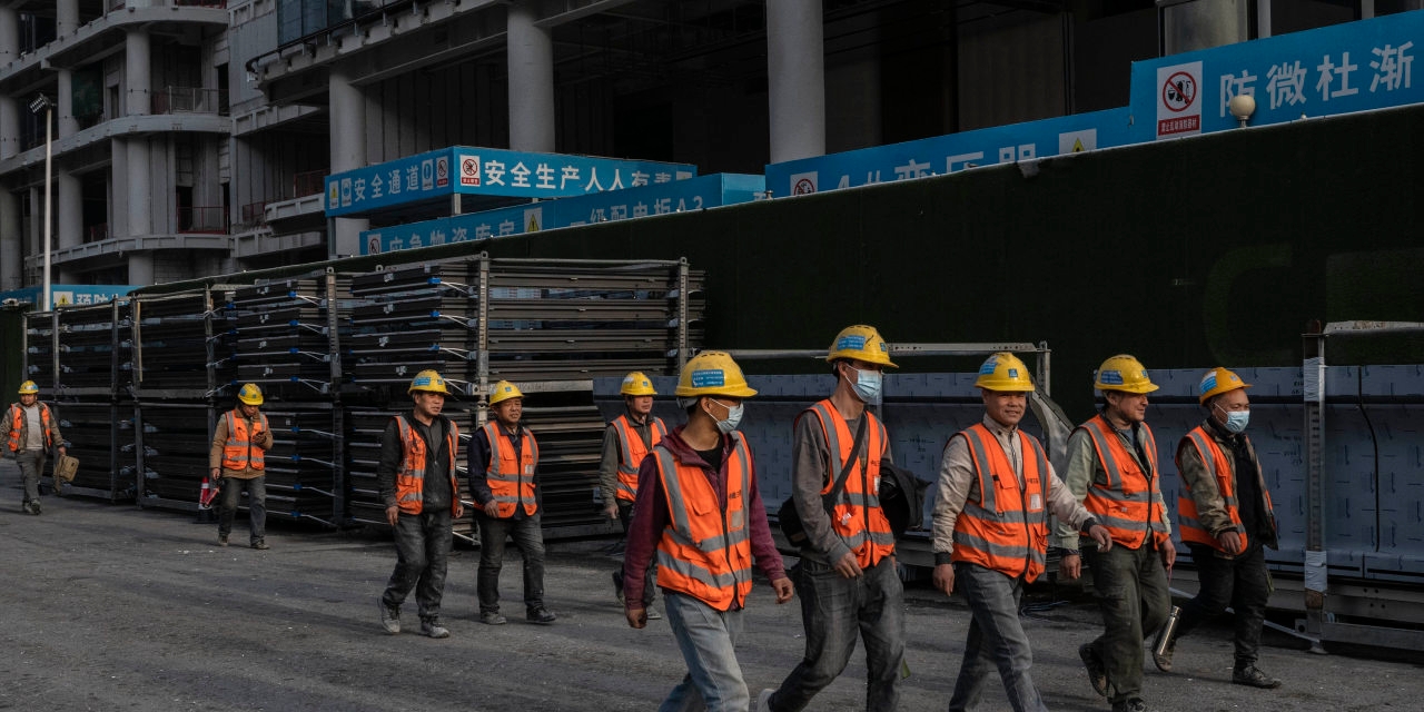 China Services Sector Gauge Slips to Lowest Since September