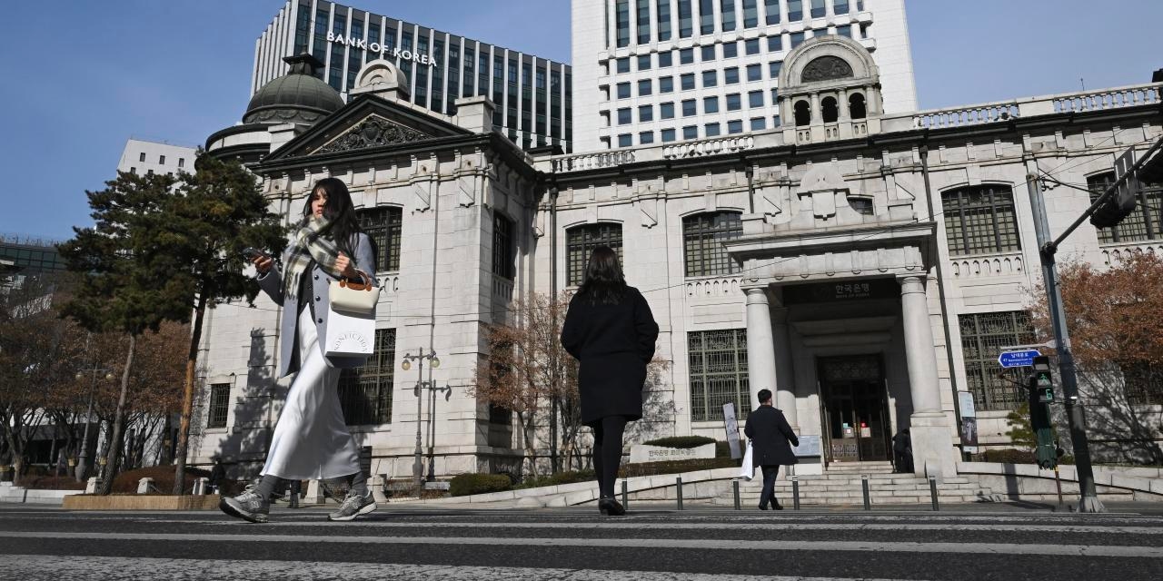 Bank of Korea Holds Rates as Growth Concerns Ebb