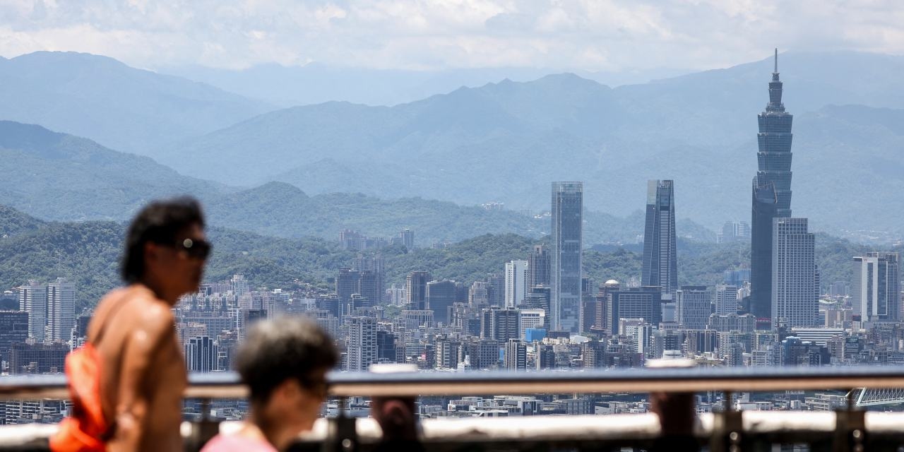 Taiwan Dollar Strength Spells Trouble for Tech Exporters, Insurers
