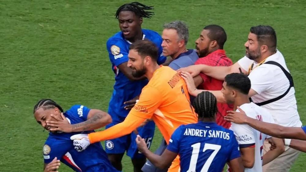 جواو بيدرو: "ذهبت لحماية سانتوس وفي وسط تلك الفوضى تمّ دفعي.. إنهم لا يعرفون كيف يخسرون"!
