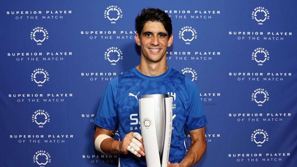 منح الضوء الأخضر للتجديد.. الهلال يتلقى موافقة بونو ويقدم امتيازات إضافية لتمديد العقد لموسمين إضافيين