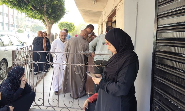 الكل قلقان.. تواجد لافت لأولياء الأمور أمام لجان الثانوية العامة تزامنا مع امتحاني الفيزياء والتاريخ بالشرقية