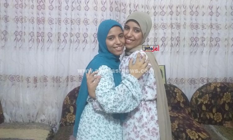 ندى وشهد أبو حسين.. تومأن ضمن الأوائل على الجمهورية بالدبلومات الفنية: فرحتنا متتوصفش (صور)