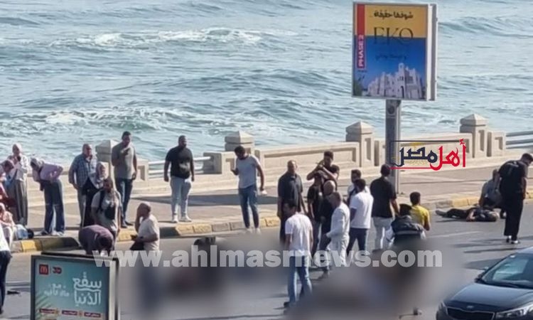 ميكروباص يصدم 9 أشخاص على طريق كورنيش الإسكندرية (صور)