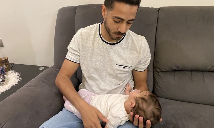 محافظ بورسعيد يستقبل الطفلة فرح ويعد بفتح حساب التضامن فى اسرع وقت