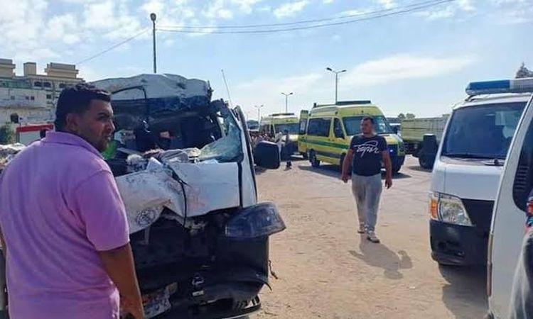 مصرع 4 أشخاص وإصابة أخر إثر تصادم سيارة برصيف واشتعالها بطريق "الإسكندرية- مطروح"
