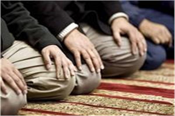 هل عدم الخشوع في الصلاة يُبطلها؟.. أمين الفتوى يجيب