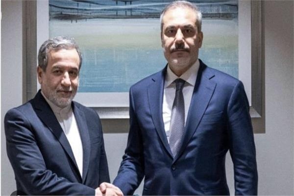 وزيرا خارجية تركيا وإيران يناقشان المحادثات النووية في قمة بريكس