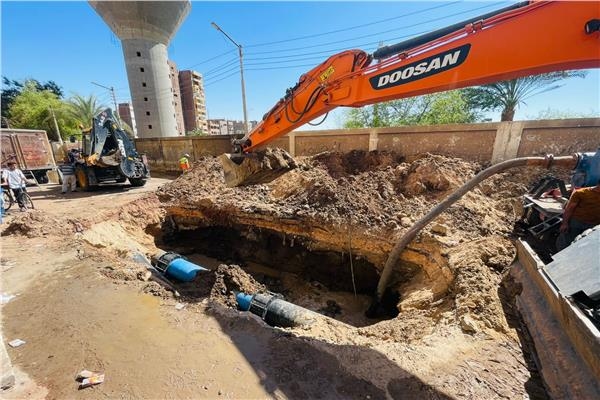 مياه أسيوط: الانتهاء من إصلاح تسريب خط المياه الرئيسي وضخ المياه تدريجيًا