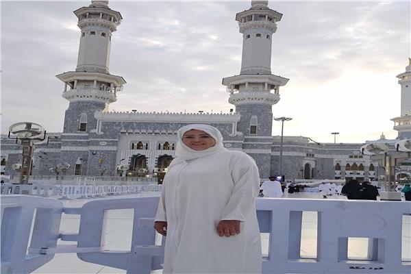 «رانيا فريد شوقي» تهدي والدتها عمرة في ذكرى ميلادها