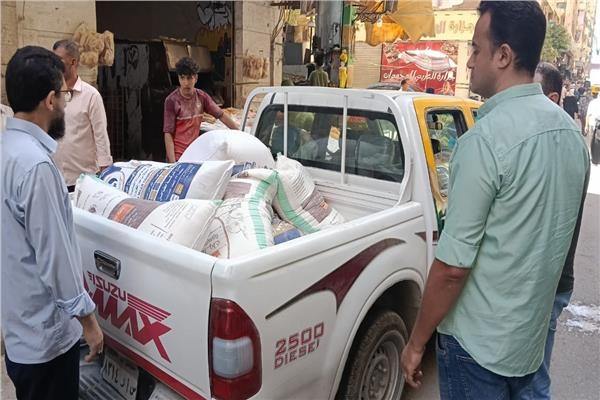 ضبط مواد غذائية غير صالحة وسجائر مجهولة ودقيق مهرب بالإسكندرية