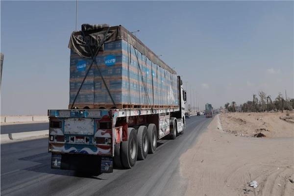 القاهرة الإخبارية: المساعدات لغزة تحمل كميات كبيرة من المواد الغذائية والطحين