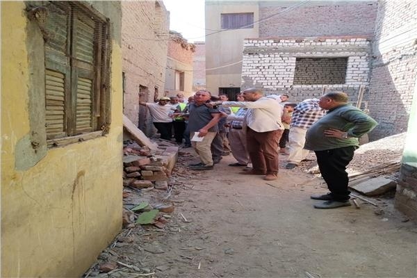 محافظ بني سويف يُشكل لجنة لحصر المتضررين من هبوط بأحد شوارع أبويط