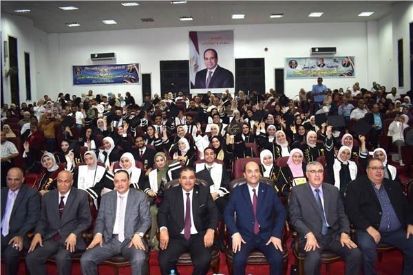 جامعة العريش تنظم حفلا لتكريم أوائل الخريجين