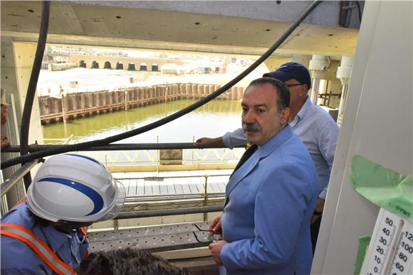 محافظ أسيوط ووزير الري يتفقدان قناطر ديروط الجديدة