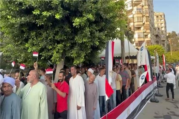 مئات المواطنين أمام مدرسة طه حسين بمنطقة النزهة للإدلاء بأصواتهم في الانتخابات