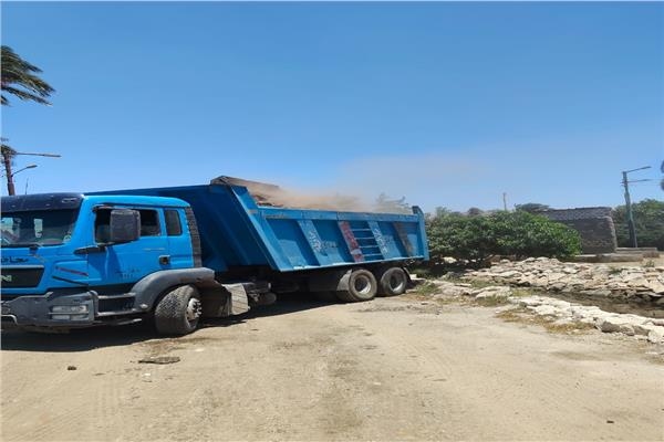 محافظ أسيوط: رفع نواتج تطهير الترع بطريق الكوم الأحمر