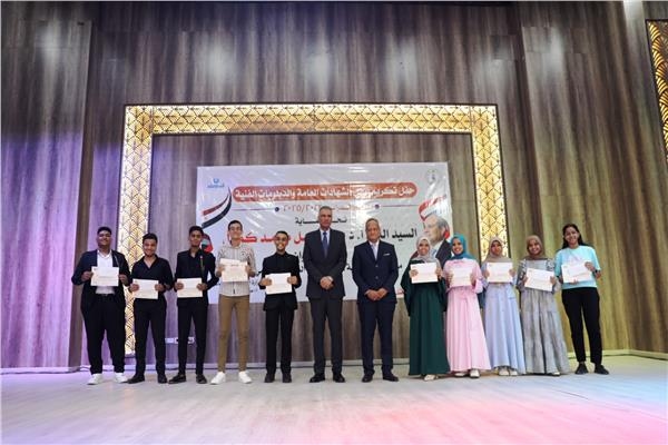 محافظ أسوان يكرم أوائل الشهادات الإعدادية والثانوى العام والفنى