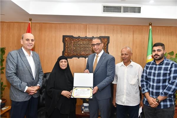 محافظ الفيوم يُكرّم السيدة «مبروكة» لحصولها على شهادة محو الأمية