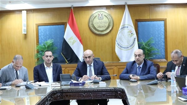ترقب أولياء الأمور أمام اللجان.. صور