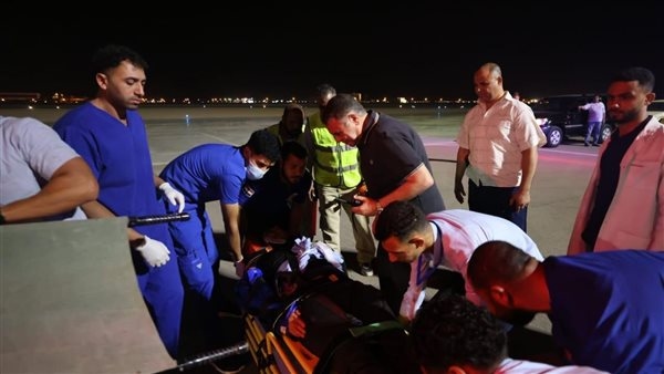 محافظ البحر الأحمر يشرف على نقل الناجين من غرق الحفار إد مارين 12 إلى مستشفى الجونة