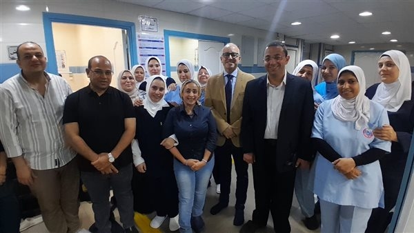 الصحة: خبير مصري عالمي يجري 6 جراحات دقيقة بمستشفى عيون دمنهور