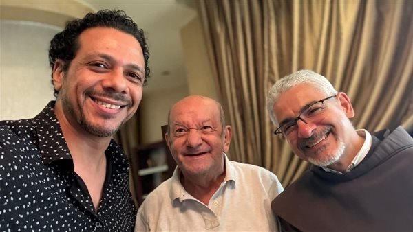 بعد الأزمة الصحية.. أحدث ظهور للفنان لطفي لبيب من منزله.. صور
