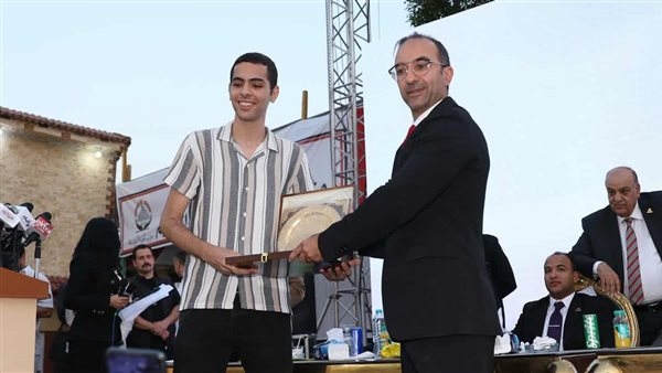 «الجبهة الوطنية» يكرّم طالب من أوائل الثانوية العامة بمؤتمر الجيزة ضمن مبادرة دعم المتفوقين